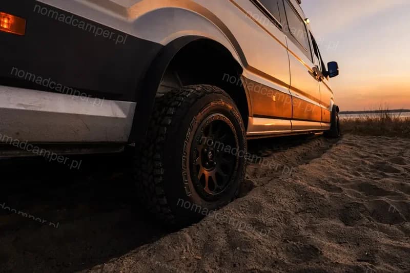 Opona terenowa Coopera na piasku przy zachodzie słońca