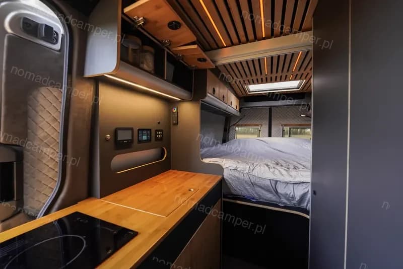 Wnętrze — kuchnia i sypialnia z drewnianą zabudową