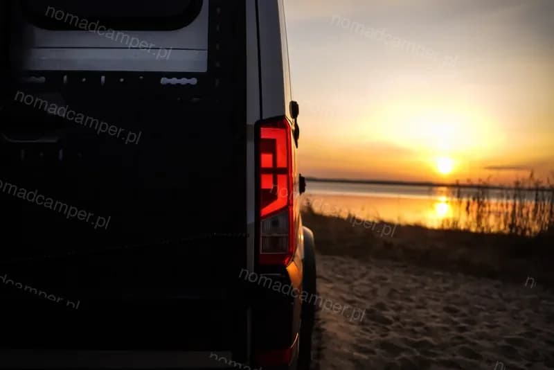 Tylne światło LED i zachód słońca nad morzem