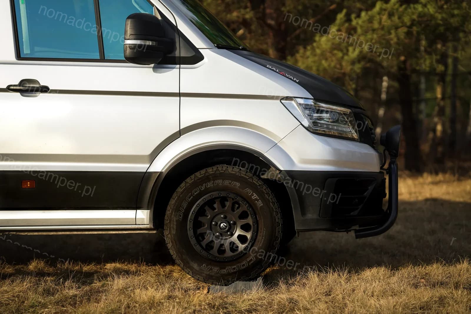 Kamper Nomad Camper w terenie na oponach terenowych