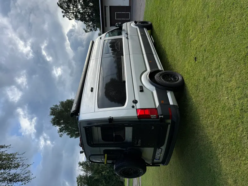 Tył kampera z kołem zapasowym