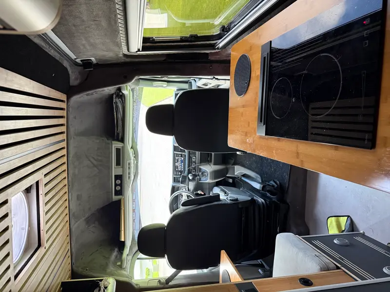 Kokpit i kuchnia z bambusowym blatem