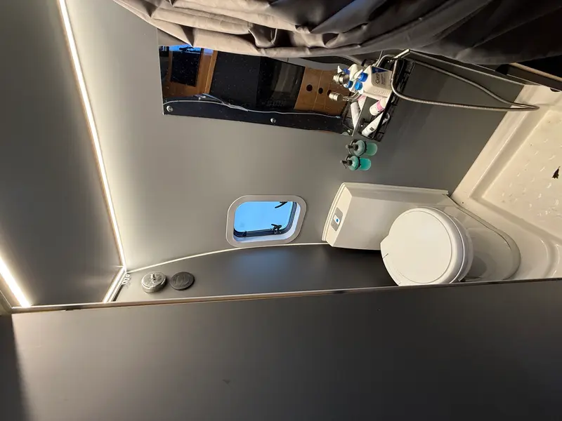 Łazienka z toaletą kasetową Dometic CT4110