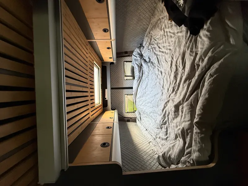 Sypialnia — łóżko 140×200 z drewnianą ścianą