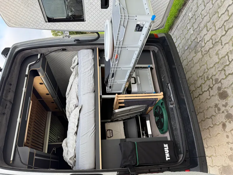 Bagażnik — torba Thule i meble campingowe