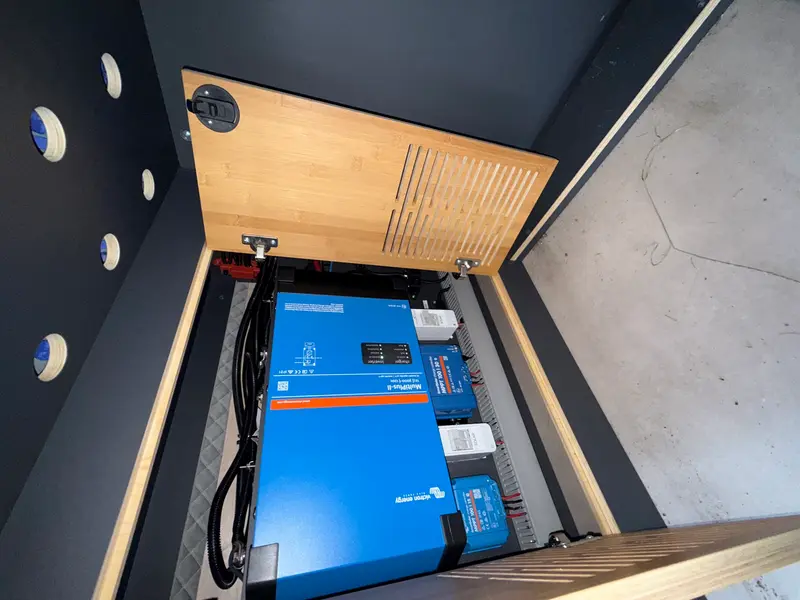 Victron MultiPlus-II i MPPT controller