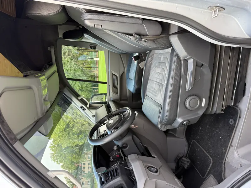 Kabina kierowcy — kokpit z panoramiczną szybą